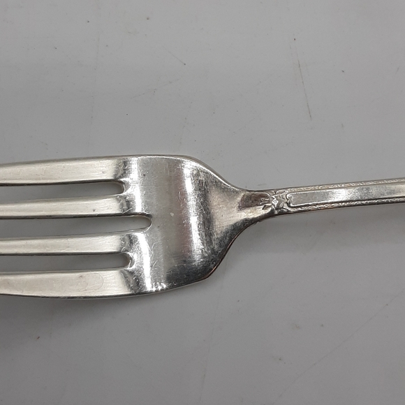 IS ADORATION Set of 4 Salad Forks Vintage 1847 Rogers Silverplate Flatware - Picture 4 of 6